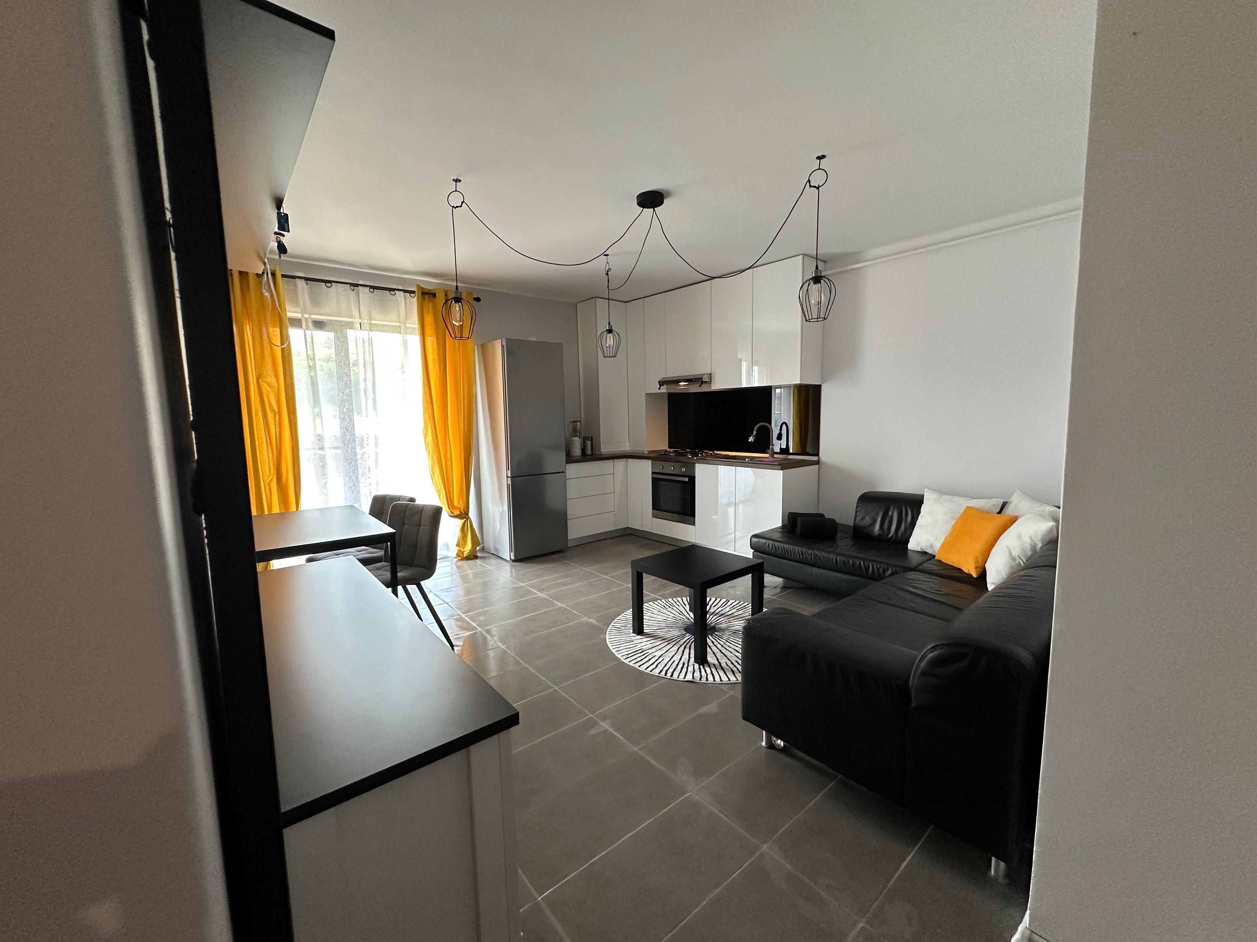 Închiriez apartament cu grădină