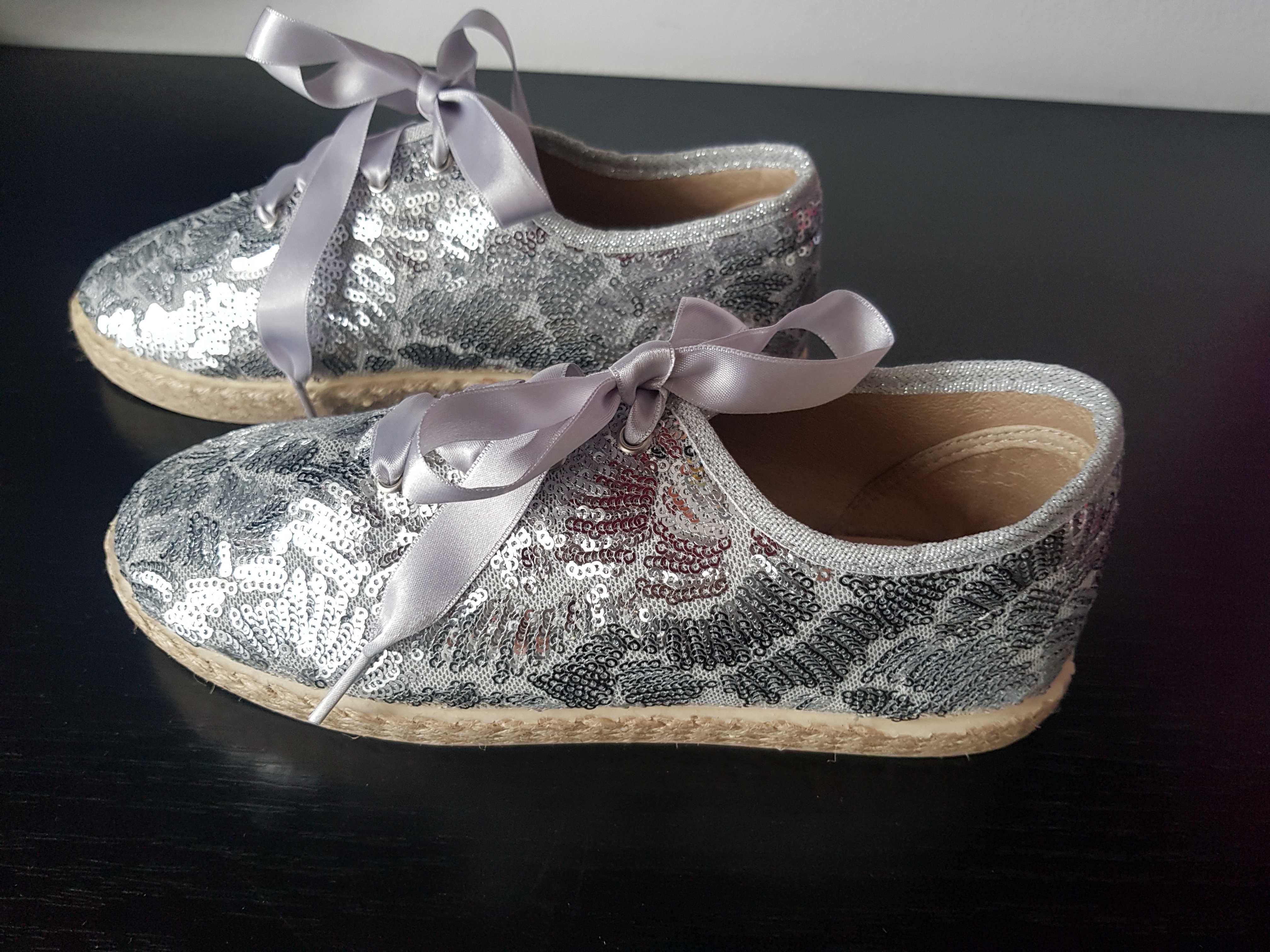 Pantofi NOI cu paiete argintii 35 (21,5 cm)