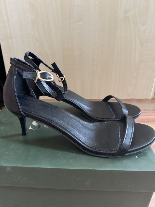 Продам босоножки новые