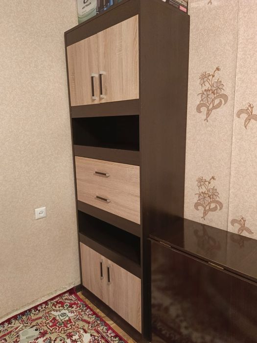 Продается шкаф с полками , а также круглый стол