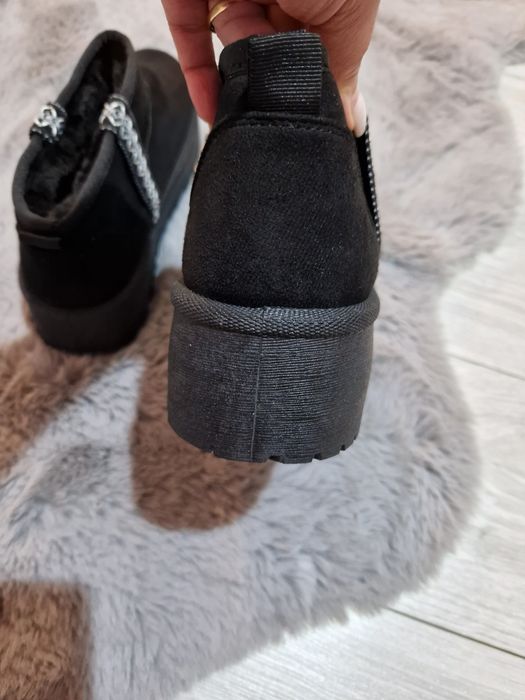 Ghete negre stil Ugg