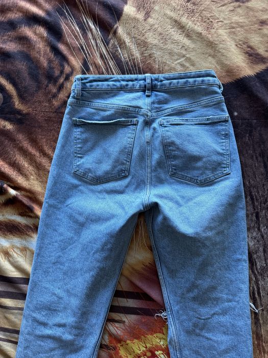 Дънки Zara със скъсани фабрични участъци