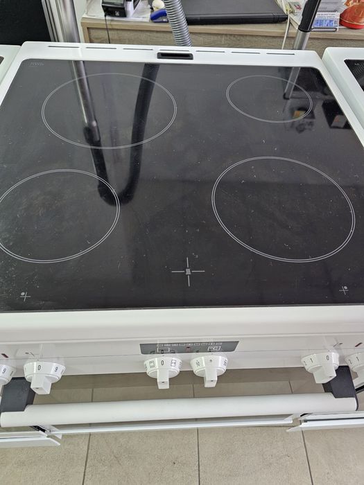 Свободностояща печка с керамичени котлони Siemens HC722210U A+ 70L