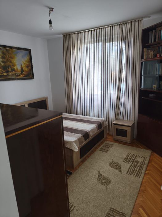 Vând apartament cu 3 camere in Dambu