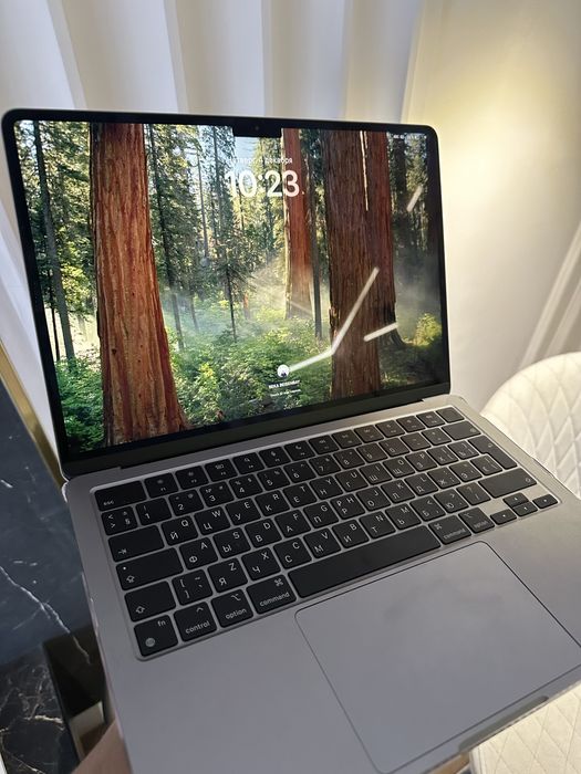 Macbook Air M2  13,6