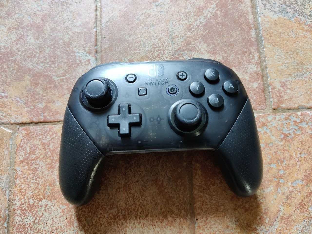 Nintendo Switch OLED - конзола, твърда опаковка и PRO джойстик