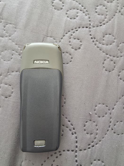 Nokia 1101 și încărcător.