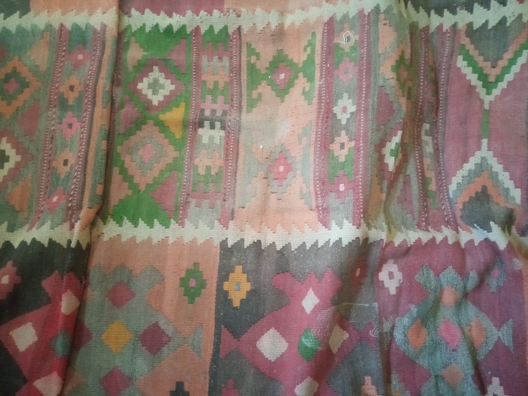 Продаеться.    Старинный.    Ковер..