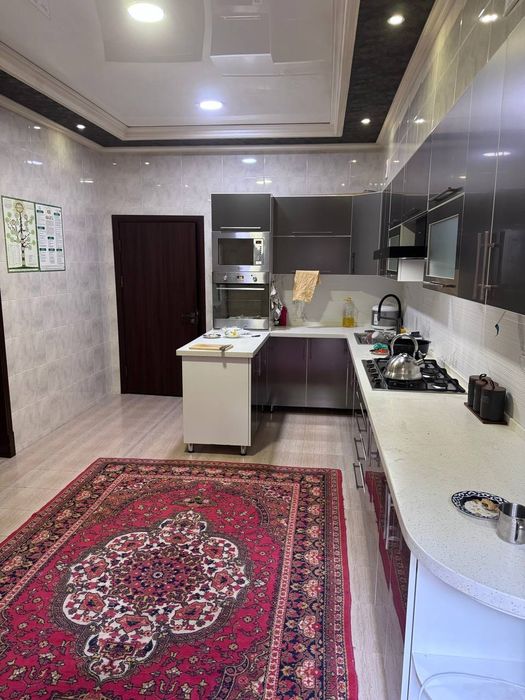 Гилам сарой тойхона оркасида 4 сотув 8 та хонали учаска сотилади