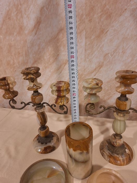 Свещници  вази и пепелник оникс