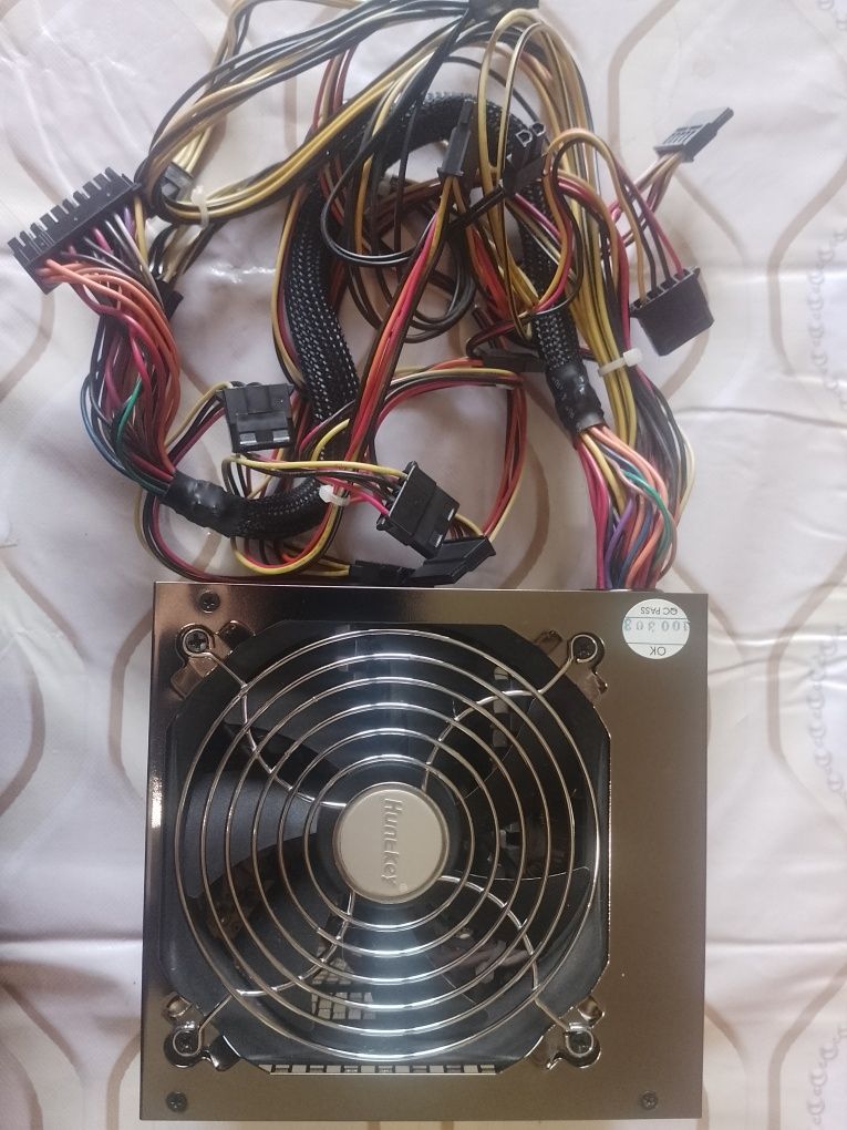 Продается блок питания HuntKey V- Power 550Вт.
