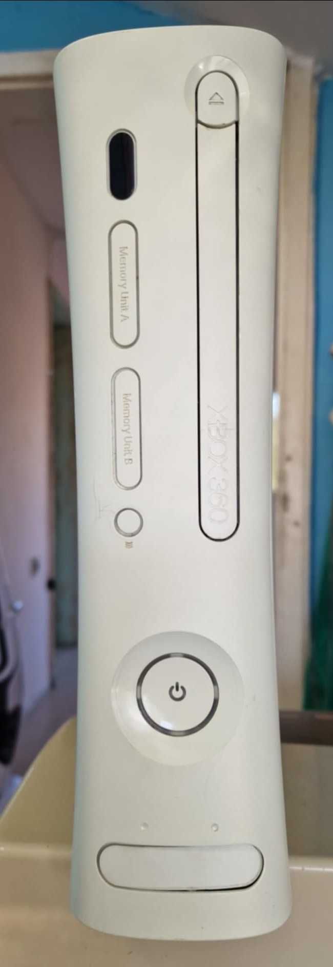 XBOX 360 + Контролер и 7 диска със игри