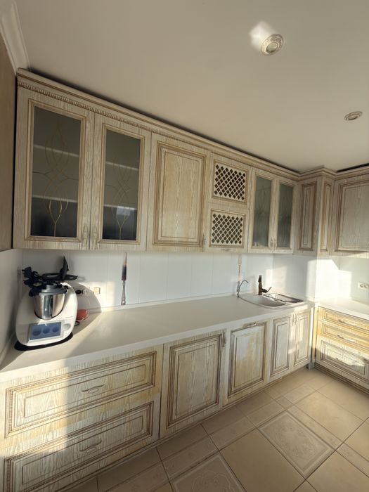 Встроенный кухонный гарнитур.