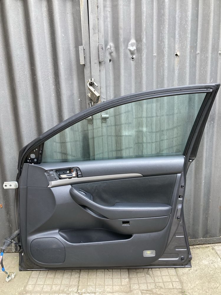 Предна дясна врата за тойота авенсис/Toyota avensis T25 03-08г