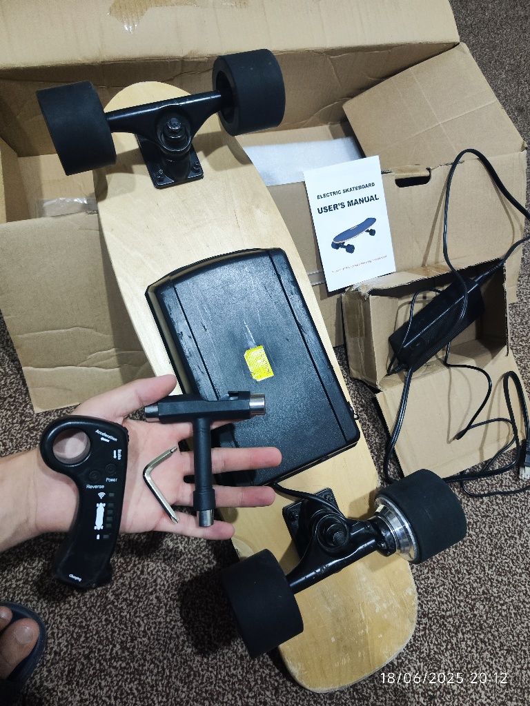 elektron zaryad bilan yuradi Sketboard, longboard, sket