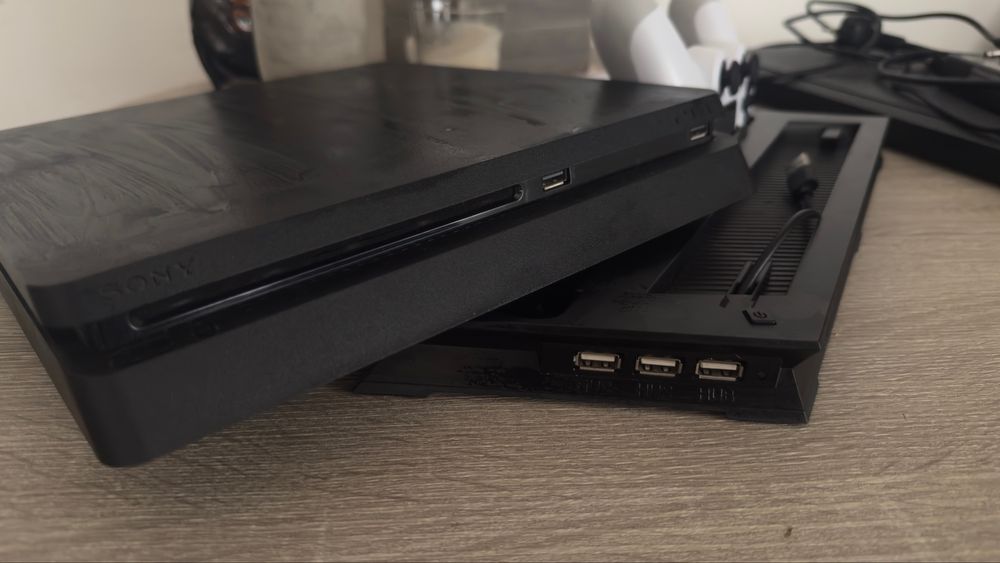 PS4 Slim 500GB + Maneta +Statie incarcare+cabluri