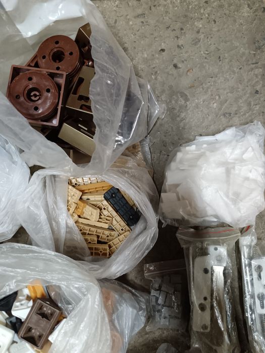 Продам мебельную фурнитуру разную
