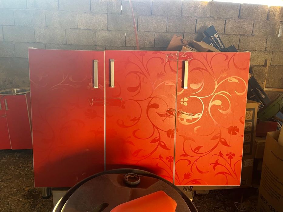 Кухонный  красный шкаф