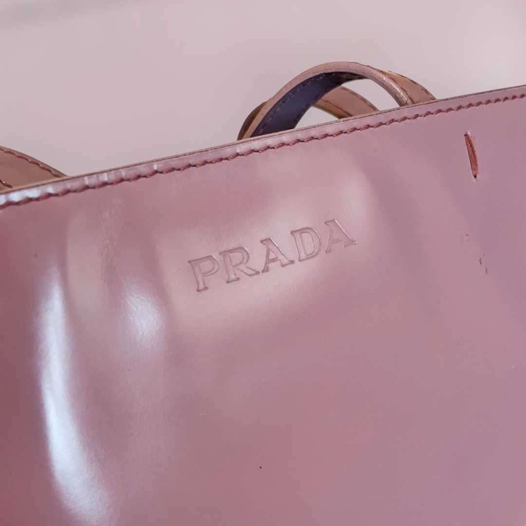 Оригинална чантичка PRADA лилава кожена дамска лачена чанта