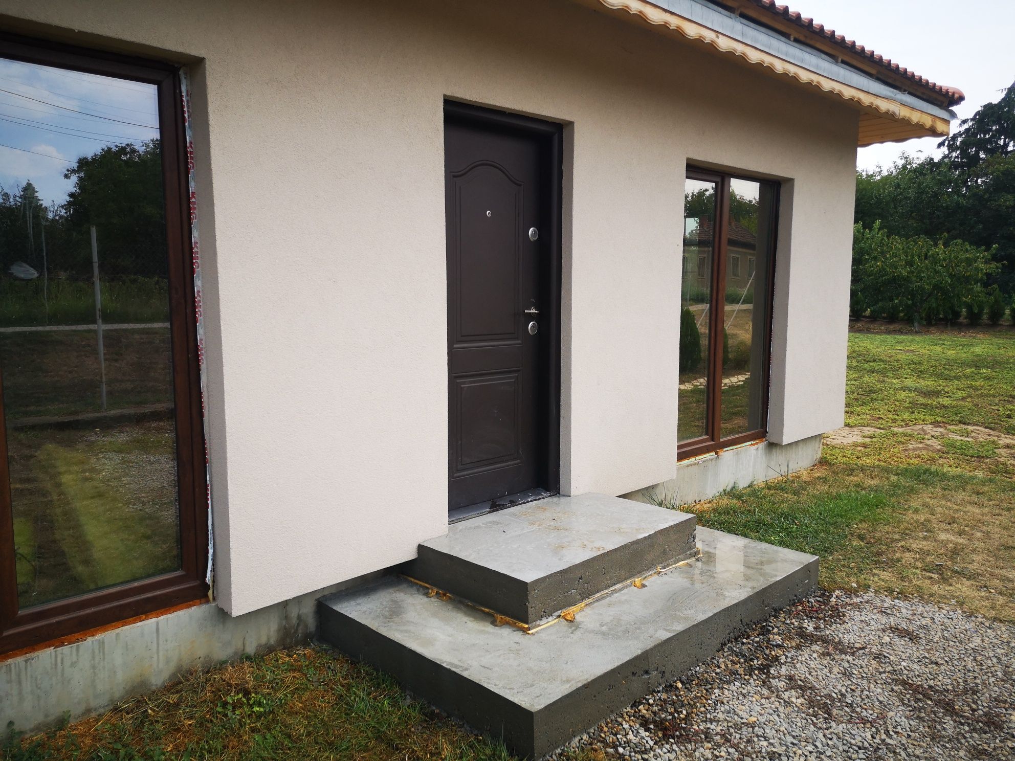 Продавам нова къща в село Бръшлен