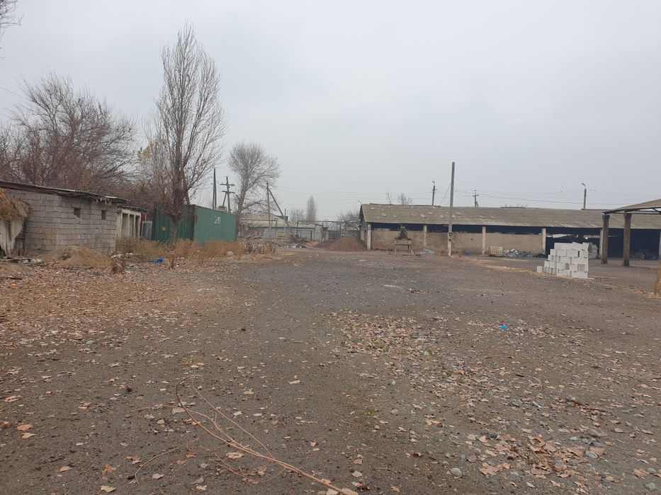 Нурафшон шахар марказида 25 сотих ва 6 сотихли (участка)лар сотилади.