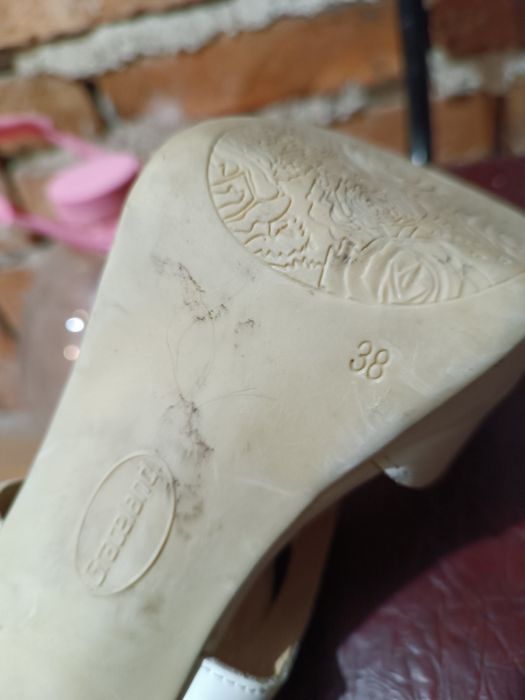 Бели дамски сандали на ток