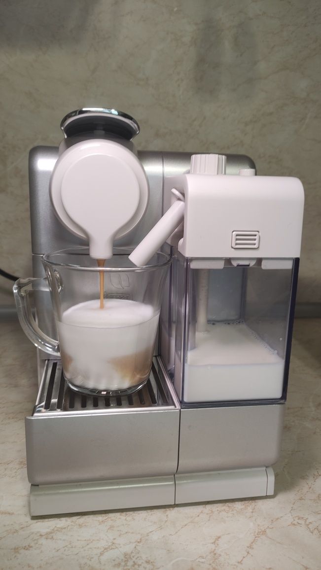 Кафемашина с капсули Nespresso Lattissima Touch EN560.S,