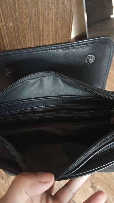 Продам кожаную сумку через плечо.