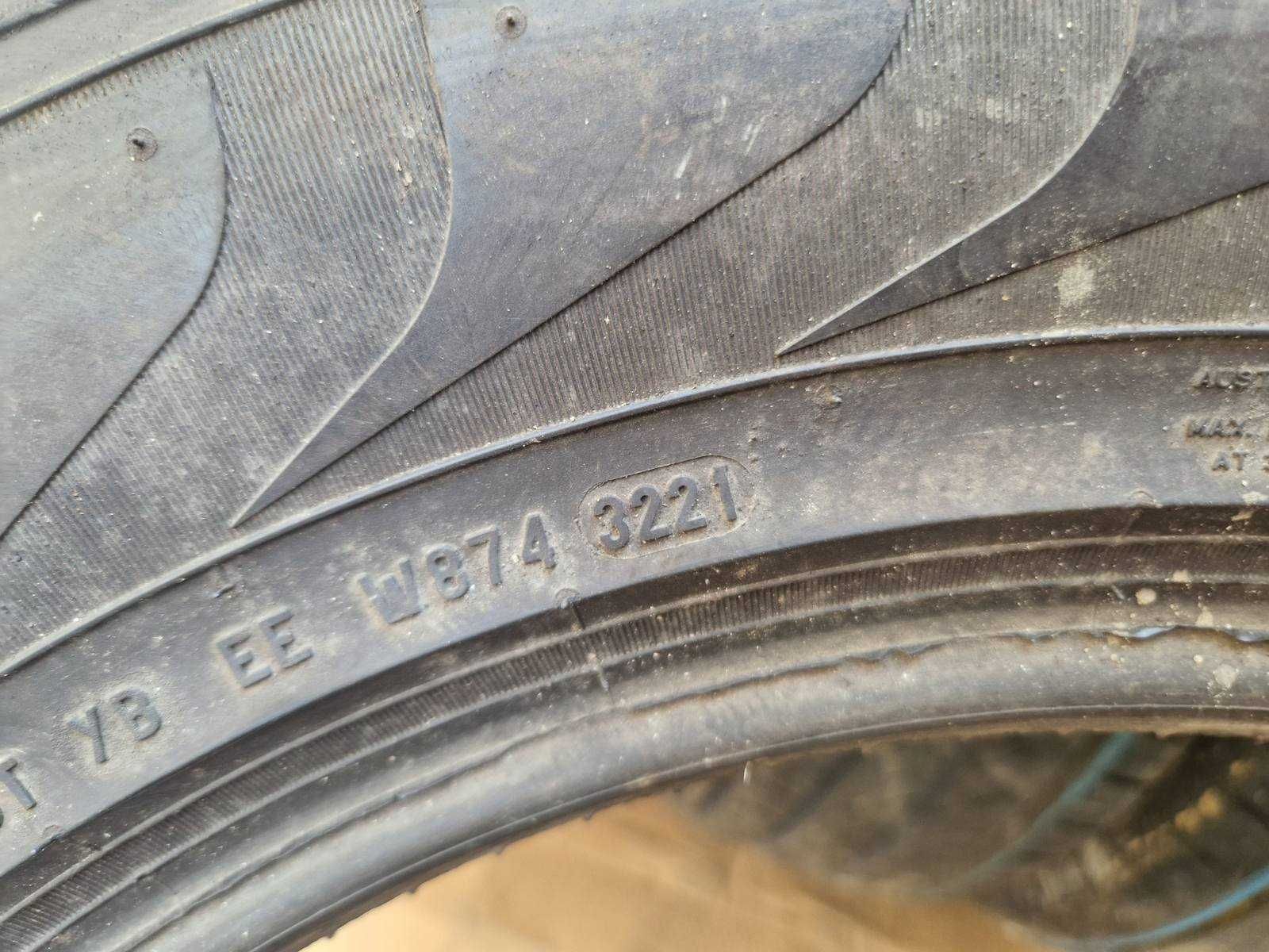 4 Pirelli R17 215/65
летни гуми 
DOT3221