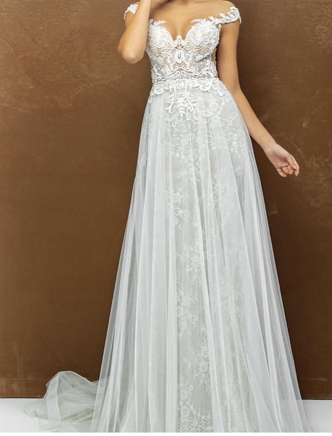 Бутикова, дизайнерска сватбена рокля с италианска дантела; 2 в 1