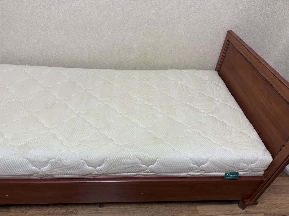 Продам кровать односпальная с матрасом