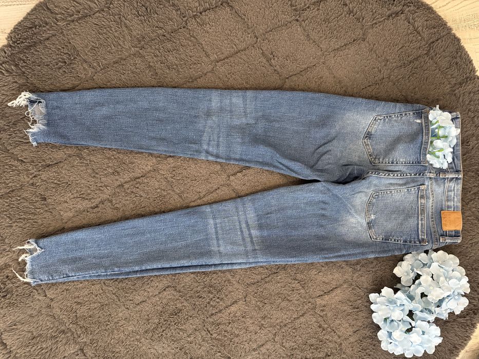 Накъсани дънки от Bershka