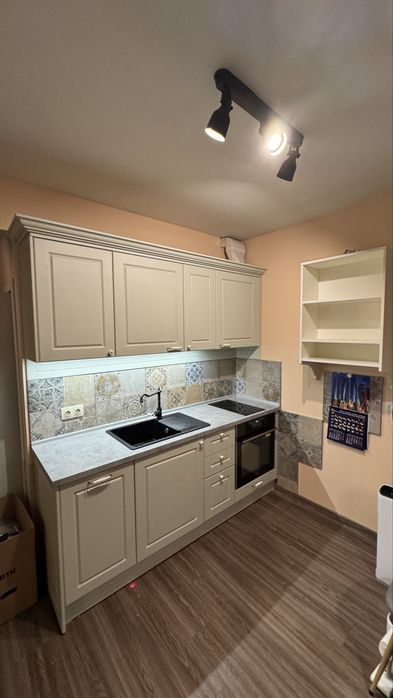 Продавам кухня - кухненски шкафове