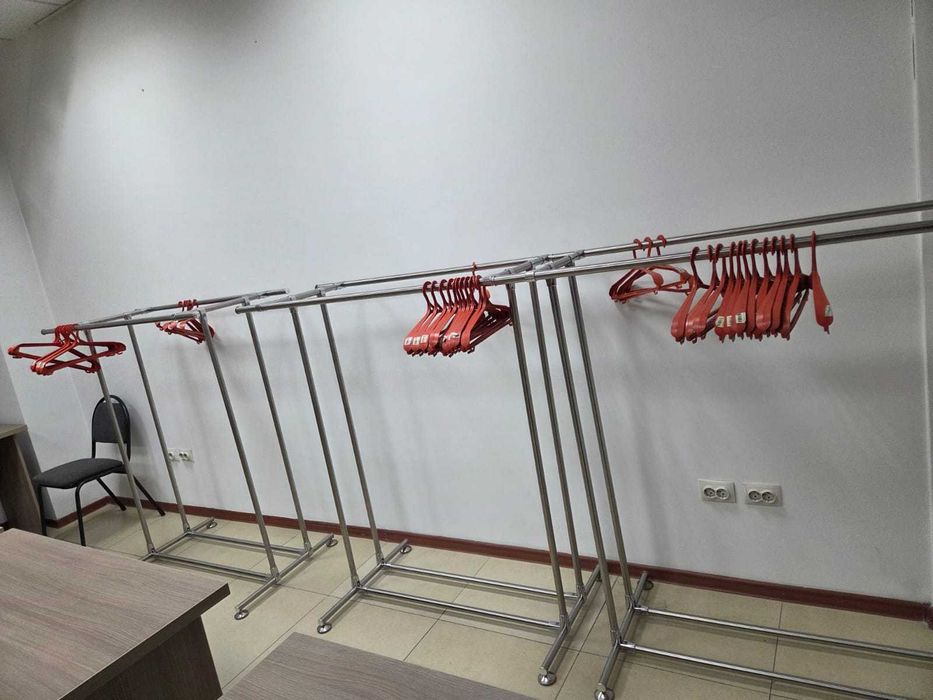 Продам по 10тыс тг три вешалки на колесиках