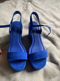 Нови сини сандали