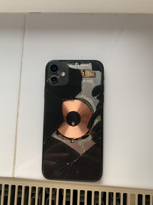 Iphone 11,64gb,spatele spart,display ul nu functioneaza