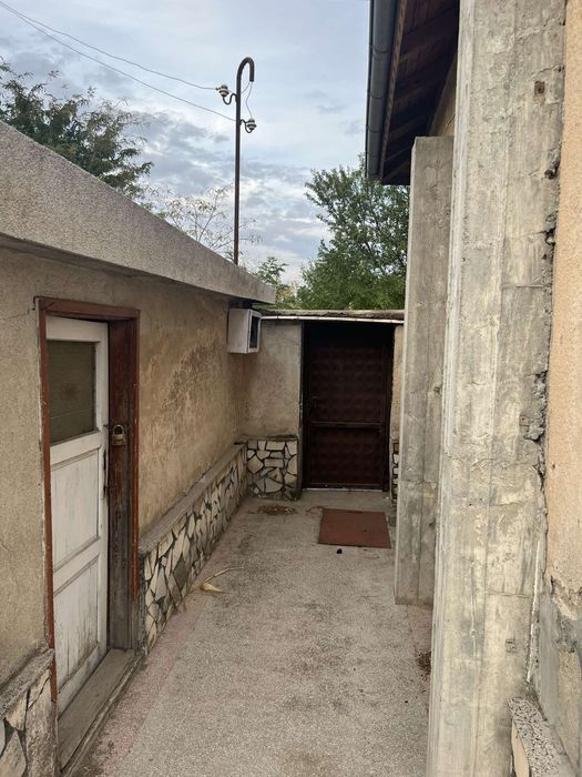 Къща с дворно място