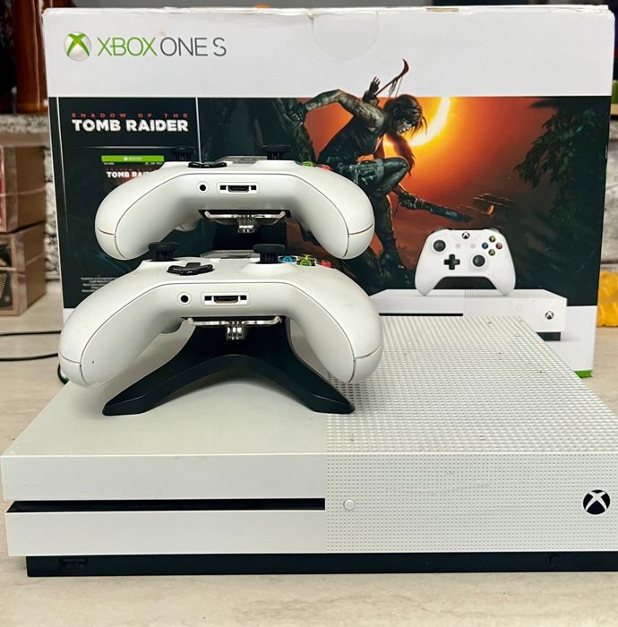 Xbox One S – 1 TB + 5 jocuri + încărcător orizontal pentru controllere