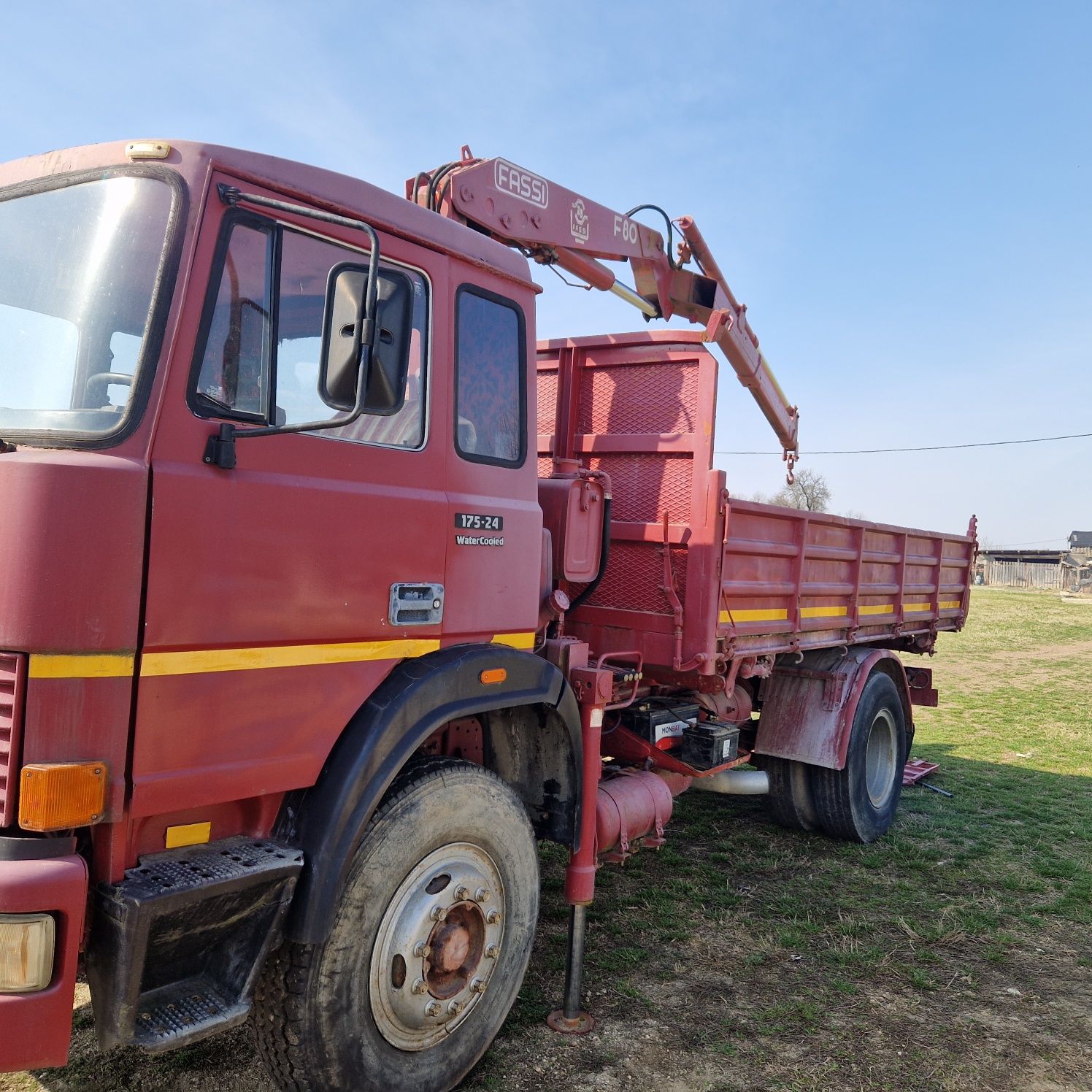 Camion cu macara