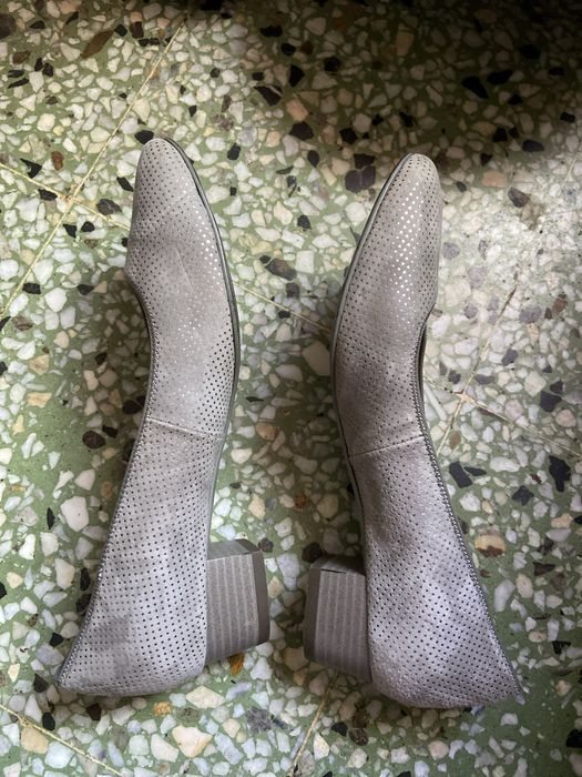 Pantofi argintati si de efect