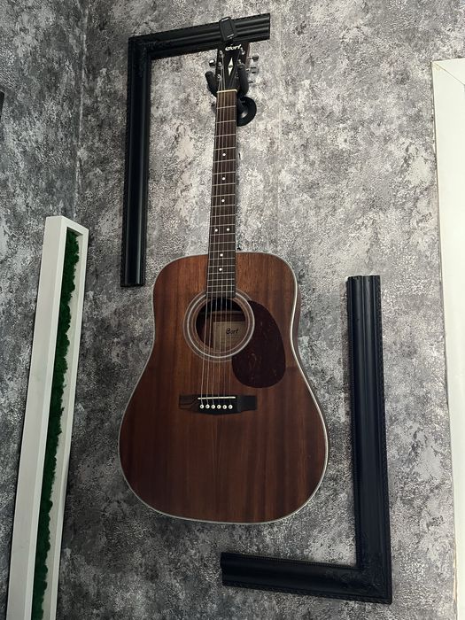 Продам акустическую гитару