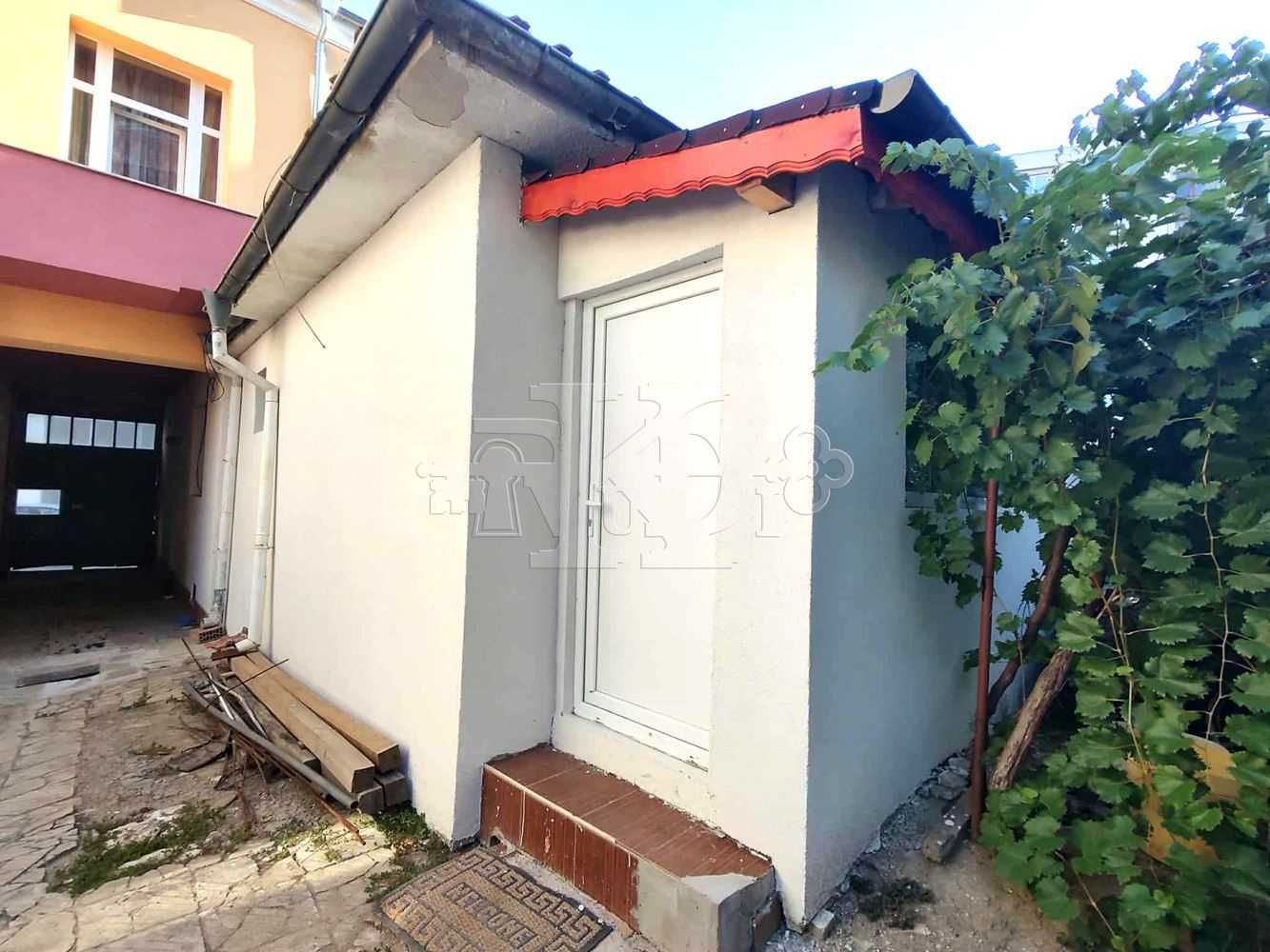 Зад хотел Добруджа, тристаен тухлен обновен апартамент, 81800€.