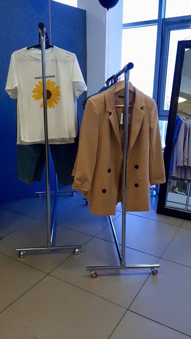 Стойки для одежды на роликах, декоративных ножках