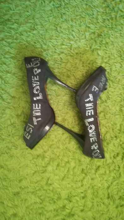 Pantofi de dama cu pietre .