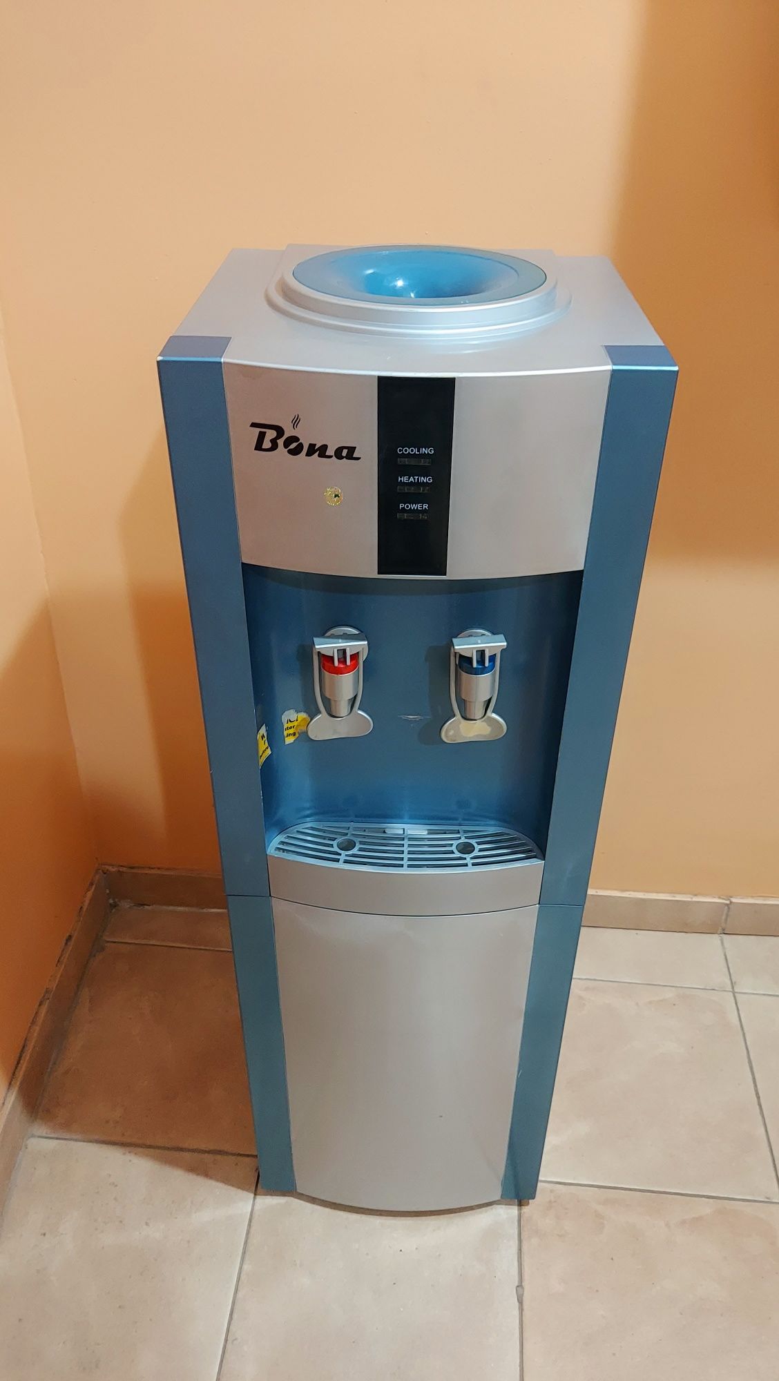 Кулер для воды рабочий