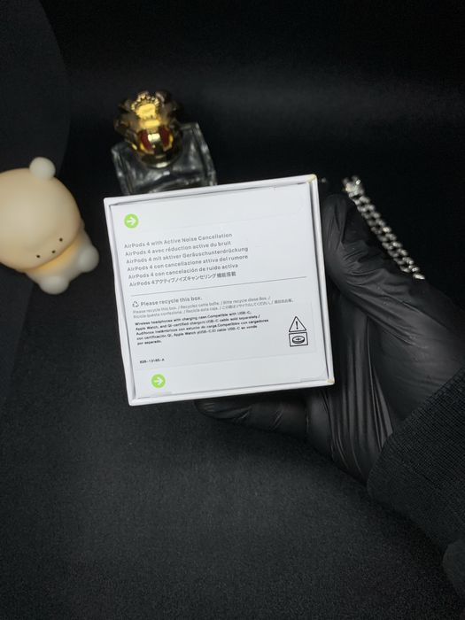 AirPods 4 cu Anulare activă – Cutie + cablu