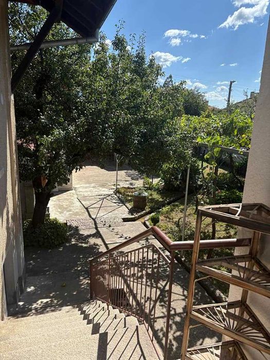 Продава масивна къща в централната част на с.Енина