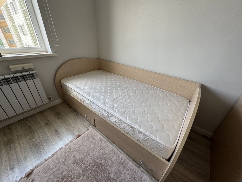 Кровать односпальная вместе с матрасом.