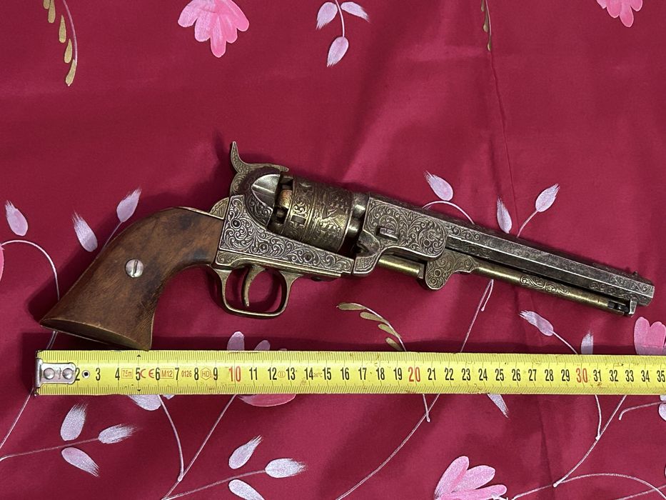 Revolver decorativ tip Colt Navy 1851 – piesă de colecție