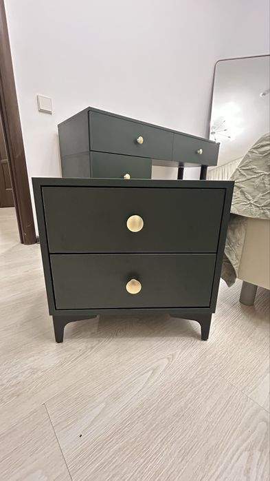 Туалетный столик и прикроватные тумбы.